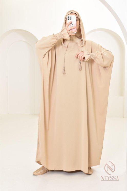 Robe de prière avec son hijab intégré, peut se porter en tenue d'extérieur.