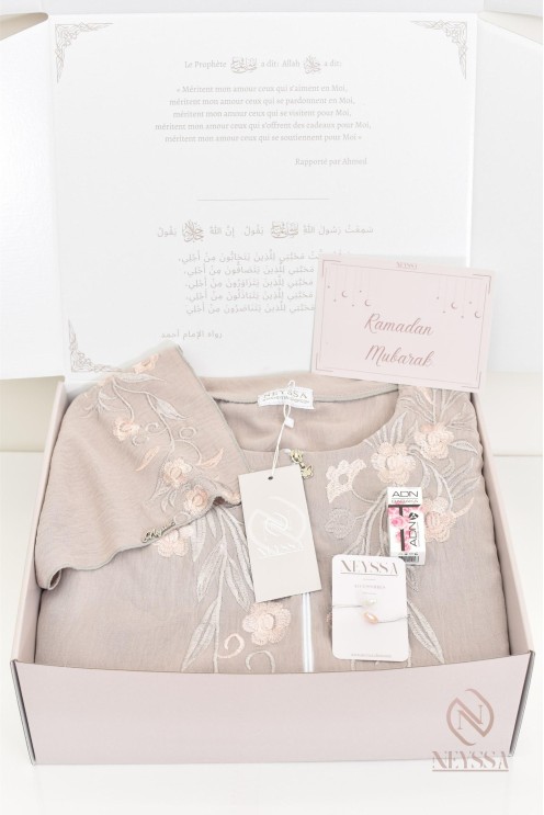 Coffret cadeau Neyssa spécial Aïd pour femme robe de prière hijab