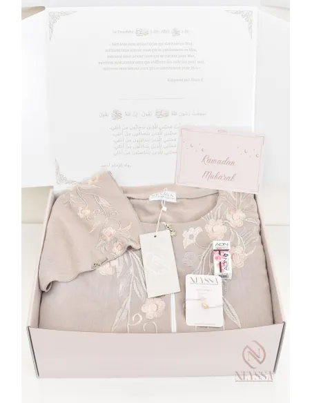 Coffret cadeau Neyssa spécial Aïd pour femme robe de prière hijab
