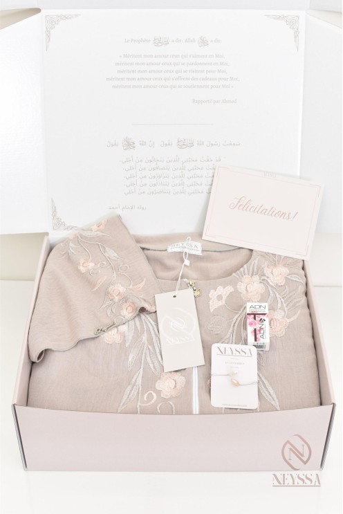 Coffret cadeau Neyssa spécial Aïd pour femme robe de prière hijab