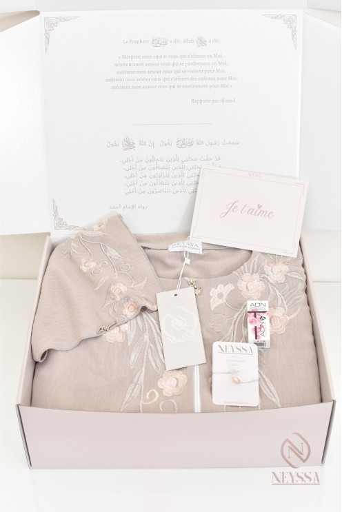 Coffret cadeau Neyssa spécial Aïd pour femme robe de prière hijab