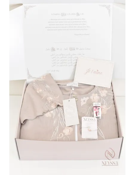 Coffret cadeau Neyssa spécial Aïd pour femme robe de prière hijab