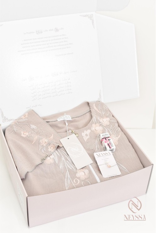 Coffret cadeau Neyssa spécial Aïd pour femme robe de prière hijab