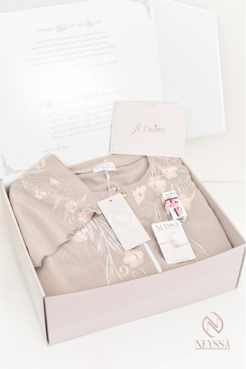 Coffret cadeau Neyssa spécial Aïd pour femme robe de prière hijab