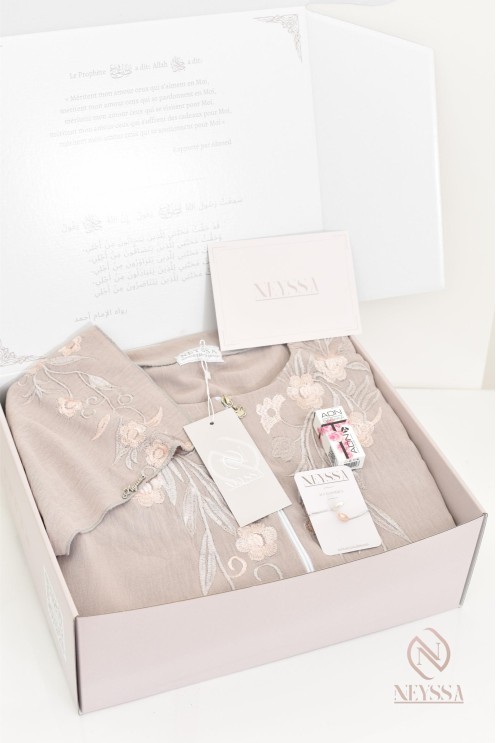 Coffret cadeau Neyssa spécial Aïd pour femme robe de prière hijab