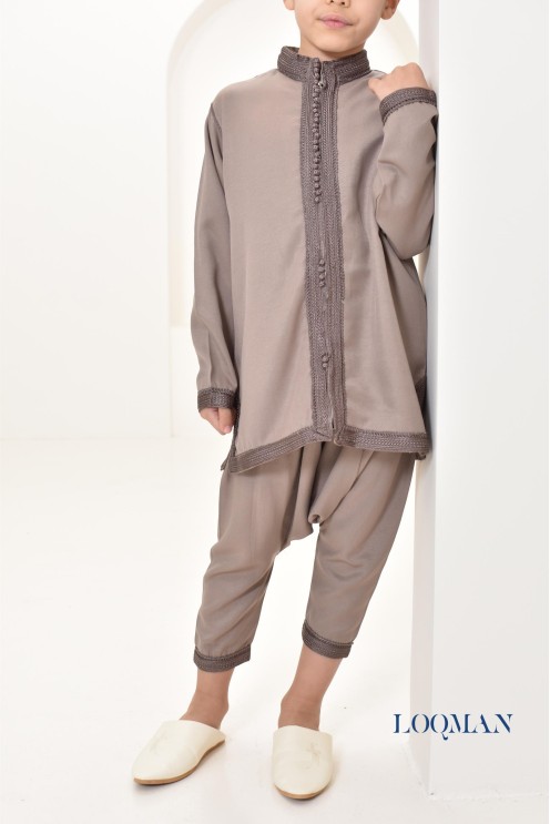 Ensemble Jabador marocain garçon 2 pièces taupe avec tunique brodée et sarouel