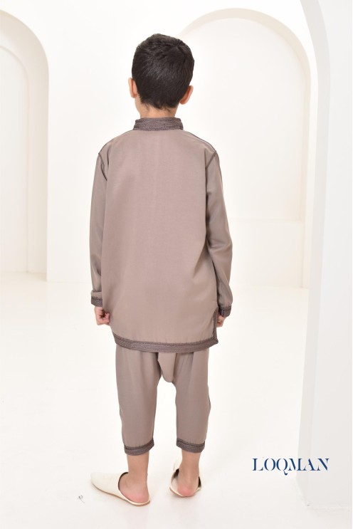 Ensemble Jabador marocain garçon 2 pièces taupe avec tunique brodée et sarouel