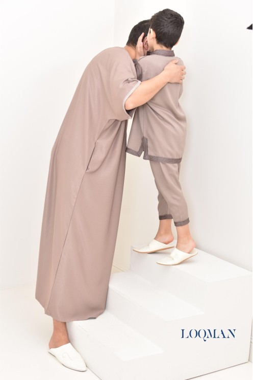 Ensemble Jabador marocain garçon 2 pièces taupe avec tunique brodée et sarouel