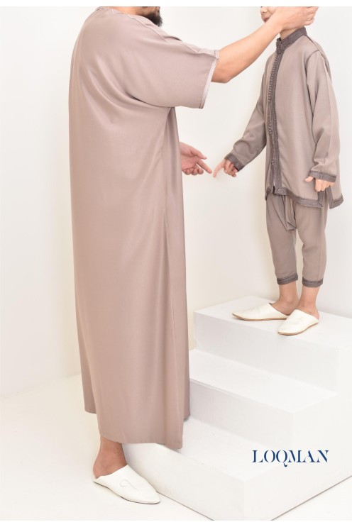 Ensemble Jabador marocain garçon 2 pièces taupe avec tunique brodée et sarouel