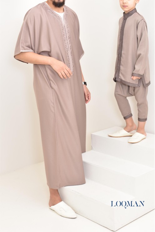 Ensemble Jabador marocain garçon 2 pièces taupe avec tunique brodée et sarouel