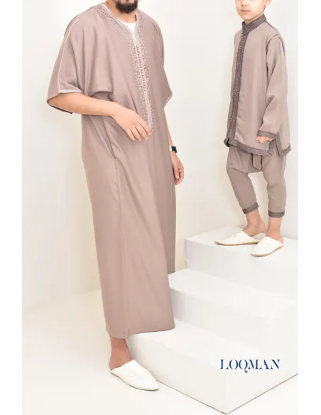 Ensemble Jabador marocain garçon 2 pièces taupe avec tunique brodée et sarouel