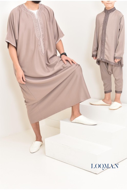 Ensemble Jabador marocain garçon 2 pièces taupe avec tunique brodée et sarouel