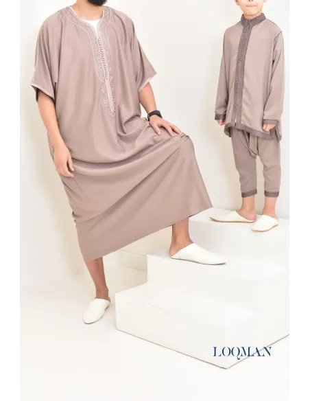 Ensemble Jabador marocain garçon 2 pièces taupe avec tunique brodée et sarouel