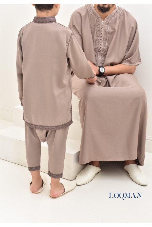 Ensemble Jabador marocain garçon 2 pièces taupe avec tunique brodée et sarouel