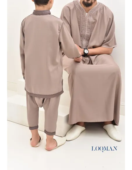 Ensemble Jabador marocain garçon 2 pièces taupe avec tunique brodée et sarouel