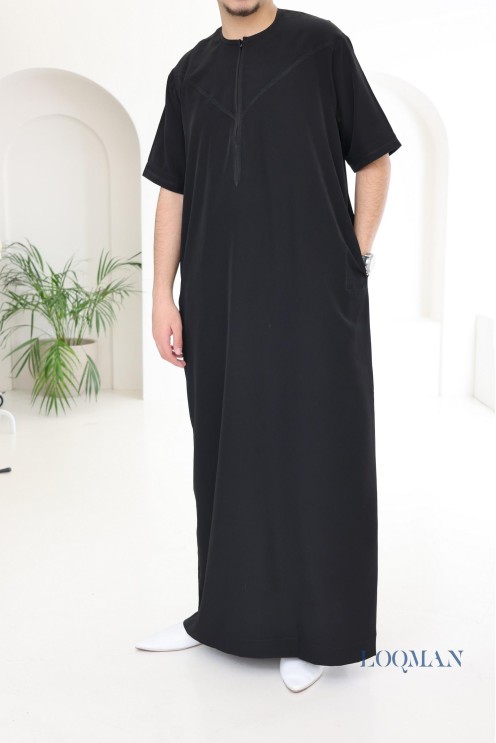 Qamis homme noir modèle Émiratie à manches courtes, tissu haut de gamme
