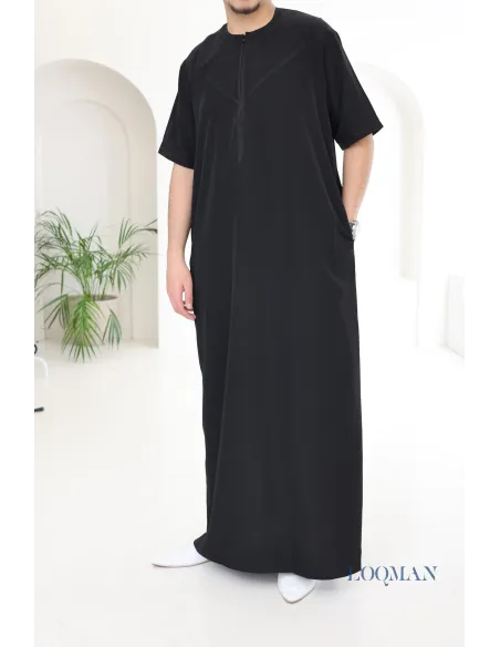 Qamis homme noir modèle Émiratie à manches courtes, tissu haut de gamme