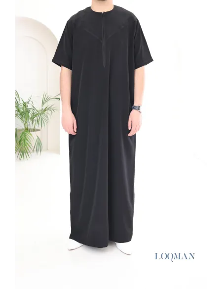 Qamis homme noir modèle Émiratie à manches courtes, tissu haut de gamme