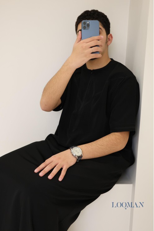 Qamis homme noir modèle Émiratie à manches courtes, tissu haut de gamme