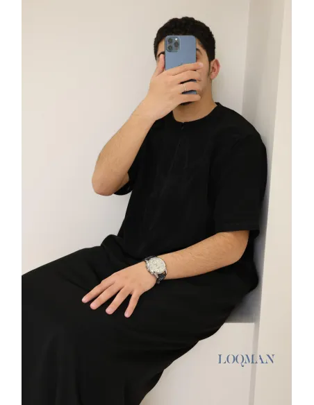 Qamis homme noir modèle Émiratie à manches courtes, tissu haut de gamme