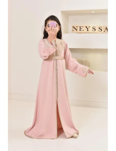 Robe caftan moderne pour petite fille à l'occasion de l'Aïd 2024 by Neyssa.