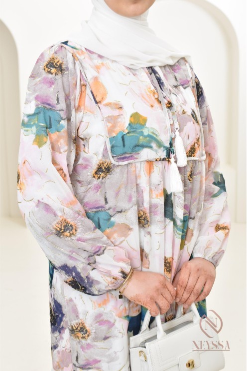 Langes, blumiges rosa Kleid mit fließendem und leichtem Chiffon für den Sommer