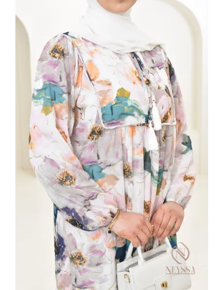 Langes, blumiges rosa Kleid mit fließendem und leichtem Chiffon für den Sommer