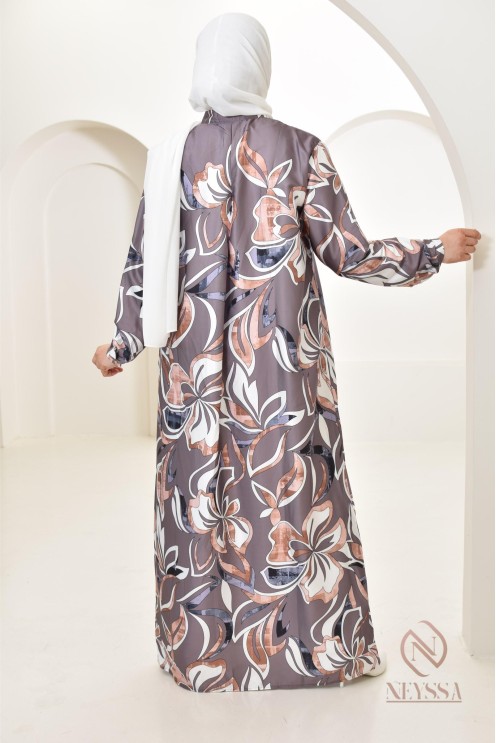 Robe longue satinée coupe droite imprimées motifs floraux femme musulmane.