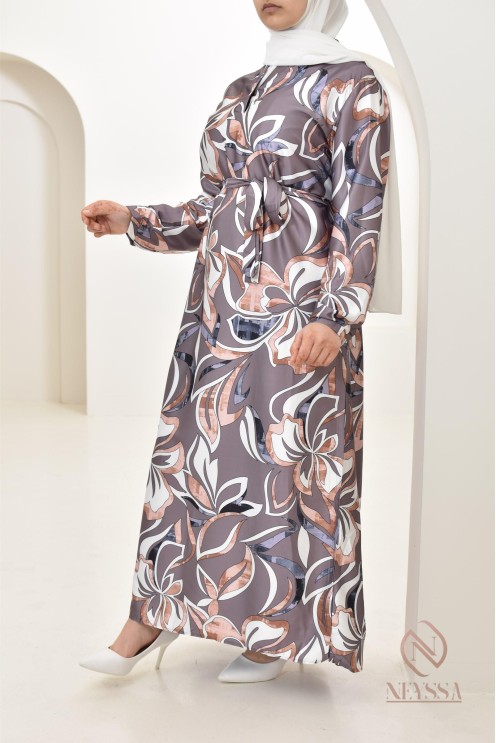 Robe longue satinée coupe droite imprimées motifs floraux femme musulmane.