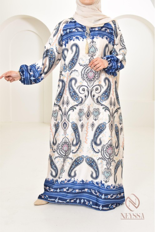 Longue robe satinée fluide avec motifs indien, coupe modeste