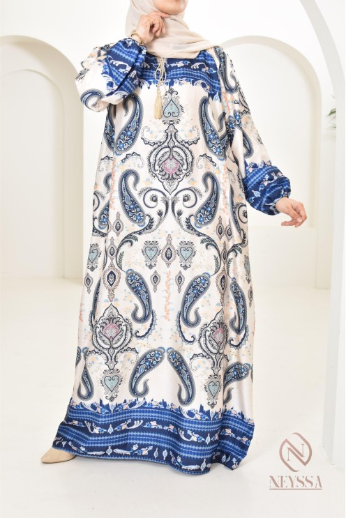 Longue robe satinée fluide avec motifs indien, coupe modeste