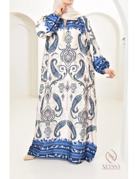 Longue robe satinée fluide avec motifs indien, coupe modeste