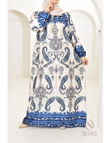 Longue robe satinée fluide avec motifs indien, coupe modeste