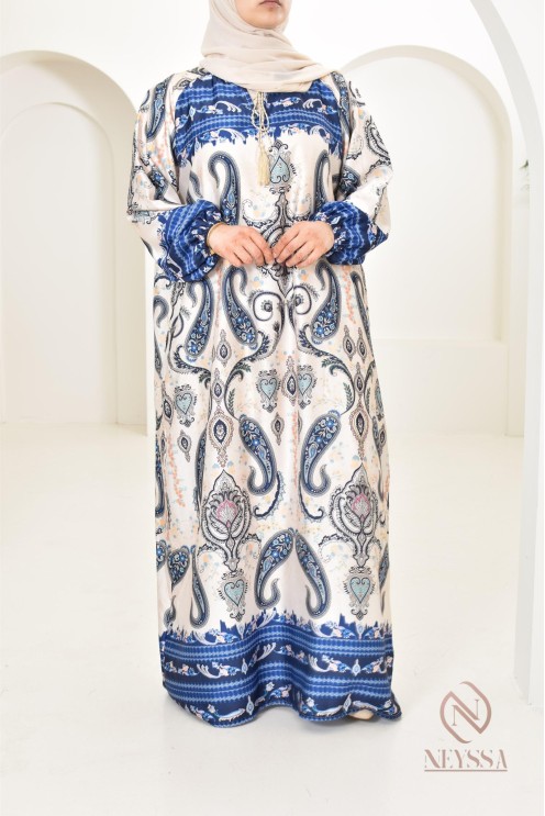 Longue robe satinée fluide avec motifs indien, coupe modeste