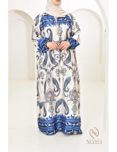 Longue robe satinée fluide avec motifs indien, coupe modeste