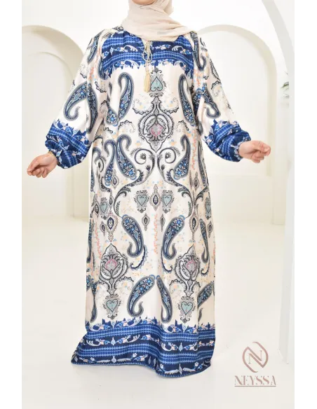 Longue robe satinée fluide avec motifs indien, coupe modeste