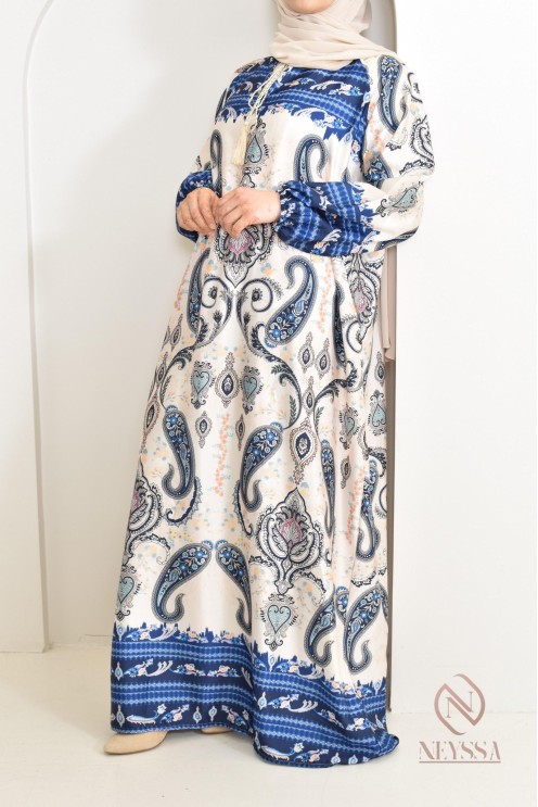 Longue robe satinée fluide avec motifs indien, coupe modeste