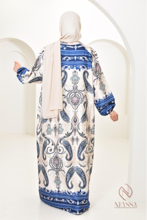 Longue robe satinée fluide avec motifs indien, coupe modeste