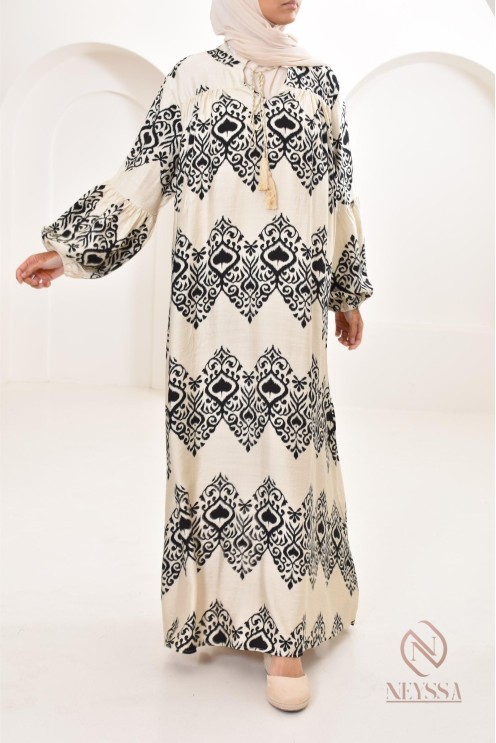 Longue robe légère en effet lin, à la mode été 2024 ultra tendance