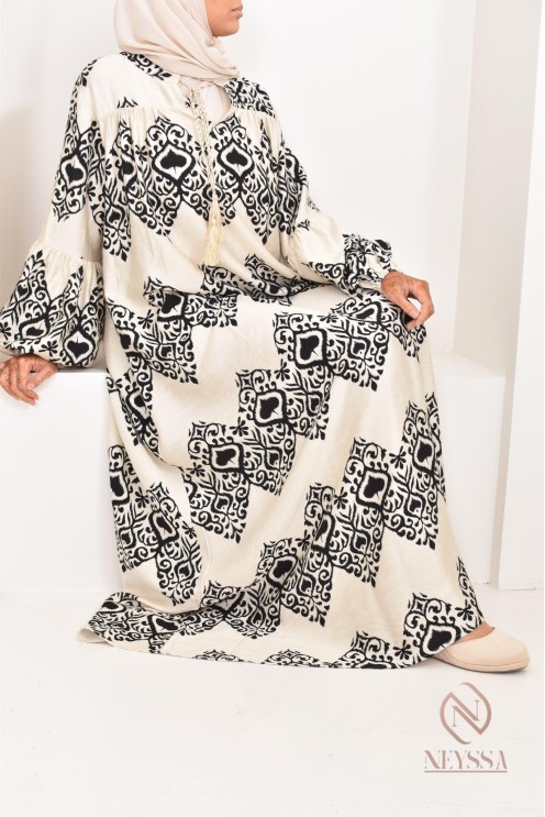 Longue robe légère en effet lin, à la mode été 2024 ultra tendance