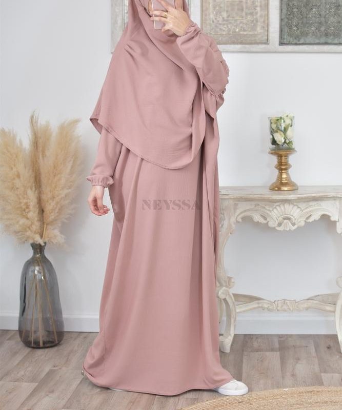 La robe de prière Neyssa : la robe avec hijab intégré à emporter partout avec soi.