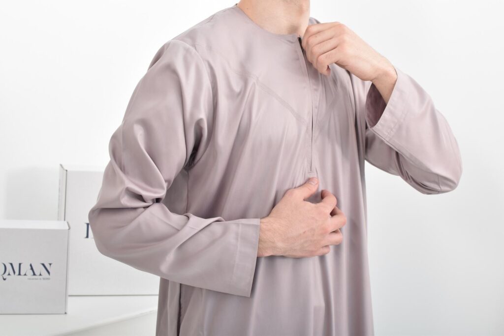 Qamis, Vêtement islamique Homme - Habit musulman Qamis, Vêtement islamique  Homme ,Habit musulman homme Le qamis ou kamis est un vêtement long porté  traditionnellement par les hommes musulmans Le terme qamis, de
