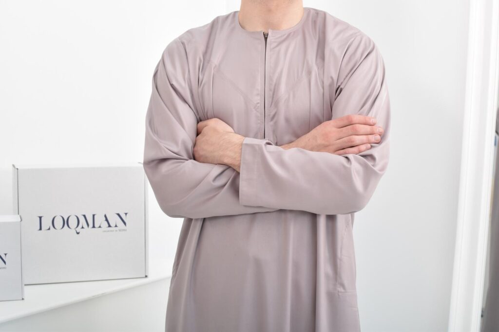 Qamis, Vêtement islamique Homme - Habit musulman Qamis, Vêtement islamique  Homme ,Habit musulman homme Le qamis ou kamis est un vêtement long porté  traditionnellement par les hommes musulmans Le terme qamis, de