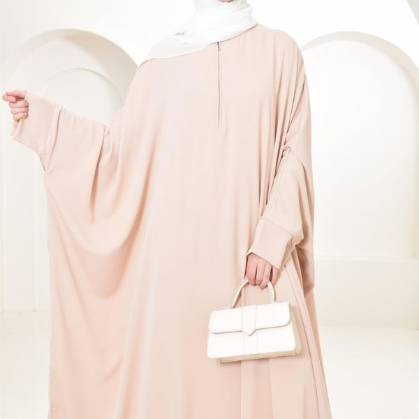 Quelle est la différence entre une djellaba et une abaya?