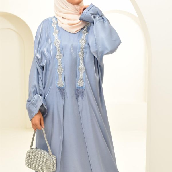 Choisir entre une abaya et une robe longue
